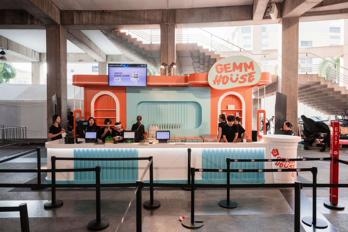 GEMMHOUSE's tweet photo. OPEN NOW! 🥤🎉 GEMM HOUSE POP-UP @ LYKN REFLEXION CONCERT
พี่สาวพี่ชายแวะมาเติมความสดชื่น ชิมเมนูอร่อยๆ ของยูกันเยอะๆ นะครับ อ่าวู้วววว~  🐺🪞💥

GEMM HOUSE POP-UP 
🗓️ 23-25 October 2026 
⏳ 8 AM onwards 
📍 Impact Arena, Muang Thong Thani 

#LYKNReflexionConcertD1 
#GEMMHOUSE #GMMTV