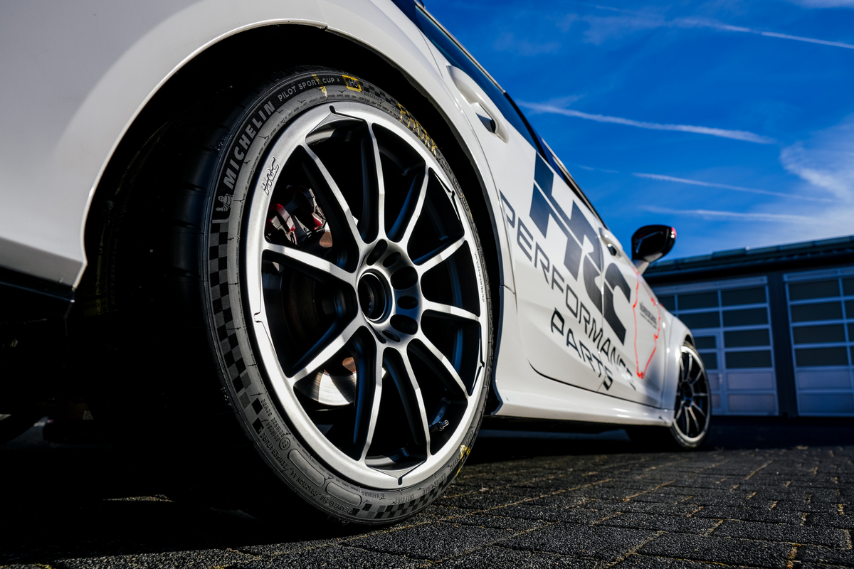 intensive911's tweet photo. 【ホンダ・レーシング・コーポレーション（HRC）が純正パフォーマンスパーツ事業へとついに本格参入。シビックType R等に向け来春より展開開始】

●ホンダ・レーシング・コーポレーション・USA（HRC US）が、2026 SEMAショーにて市販車向け純正チューニングパーツブランド「HRC Performance Parts」を正式発表
●第1弾として、ニュルブルクリンクでの鍛え上げを経た超軽量鍛造ホイールや、ボーラ（Borla）と共同開発したキャタバック・エキゾーストシステムなどがラインナップ
●対象車種はホンダ・シビック Type R、アキュラ・インテグラ Type S、ホンダ・パスポート/パイロットで、2027年3月より全国のディーラーおよび公式オンラインショップにて販売開始
▼詳細はコメント欄から