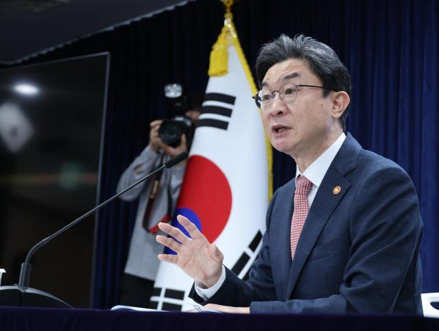 ChainCatcher_EN's tweet photo. 🇰🇷 South Korea’s Financial Services Commission will consider allowing crypto exchanges into the tokenized securities market.

Chairman Lee Eog-weon supported using exchanges’ existing technology and trading infrastructure. The review will cover market conditions, investor protection, consolidating licensing categories and allowing exchanges to operate both businesses.