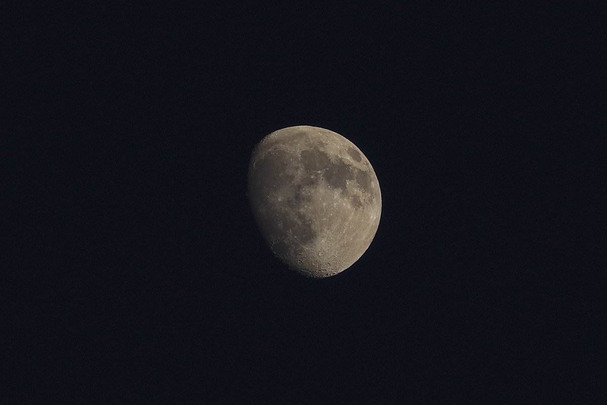 toshiyuki555's tweet photo. 藍の刻
The Hour of Indigo
Moon Phase 11.5-22:17:20
#Flickr > https://t.co/87nK0zbILN

#PENTAX K-1 Mark II
#RICOH HD PENTAX-DA 1:4.5-6.3 55-300mm ED PLM WR RE

#PHOTO #DP261022
#月 #月の写真 #moon https://t.co/v6WDhzmci9
