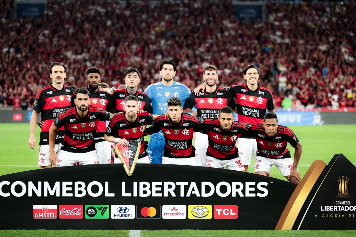 raflamello81's tweet photo. 🔴⚫⚠️Flamengo é eliminado pelo Estudiantes nos pênaltis e se despede da Libertadores 2026.

O Flamengo encerrou sua trajetória na Copa Libertadores 2026 ao ser derrotado pelo Estudiantes nas cobranças de pênaltis. 

A eliminação diante do Estudiantes consolida o momento delicado do Flamengo na temporada. Sem balançar as redes nos quatro tempos disputados no confronto de 180 minutos do duelo semifinal, a equipe rubro-negra deu adeus a mais uma competição eliminatória.

Com as perdas de todos os torneios de mata-mata disputados até o momento, a conquista do Campeonato Brasileiro passa a ser tratada como compromisso obrigatório para o clube no restante do ano.

📸Gilvan de Souza I CRF