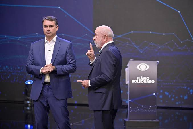 ZAMENZA's tweet photo. Votos válidos do Datafolha entre 20 e 22 de outubro:

Nordeste: 
Lula: 68% (+2)
Flávio Bolsonaro: 32% (−2)

Centro-oeste/Norte:

Flávio Bolsonaro: 56% (−2)
Lula: 44% (+2)

Sudeste: 

Flávio Bolsonaro: 56% (=)
Lula: 44% (=)

Sul: 

Flávio Bolsonaro: 64% (+2)
Lula: 36% (−2). https://t.co/MfC4lAjn73