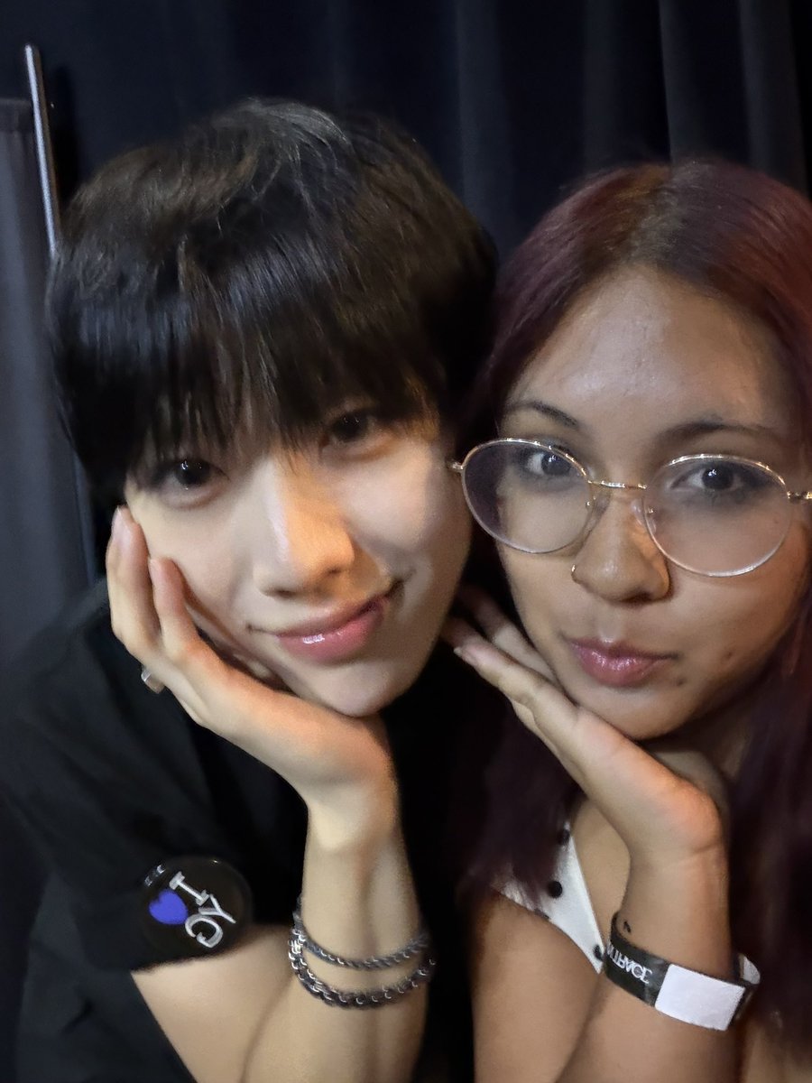 leeahknow's tweet photo. @sagwagjmo minho &amp; yungyu selfies r top tier ,, yungyu gets so close though beware https://t.co/MpK7helTLw