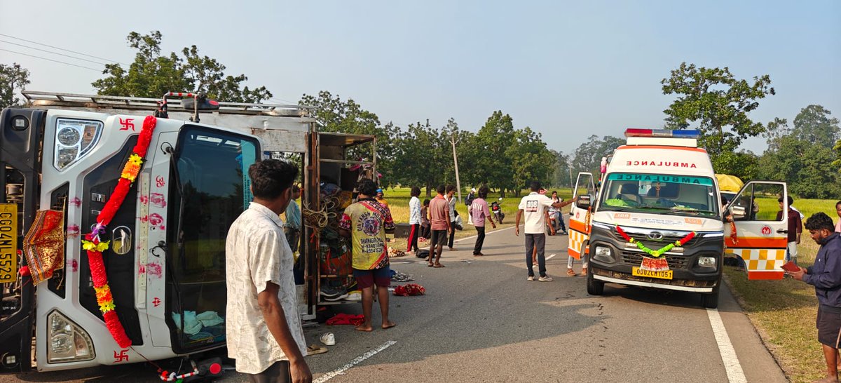 News18Odia's tweet photo. #ଅଁଳାଯୋଡ଼ିରେ_DJ_ଗାଡ଼ି_ଦୁର୍ଘଟଣା
ମାଲକାନଗିରି: ଅଁଳାଯୋଡ଼ିରେ ଡିଜେ ଗାଡ଼ି ଦୁର୍ଘଟଣା
ଚକା ଫାଟି ଯିବାରୁ ଓଲଟି ପଡ଼ିଲା ଗାଡ଼ି
ଦୁର୍ଘଟଣାରେ ୧୫ ଗୁରୁତର, ମେଡିକାଲରେ ଭର୍ତ୍ତି
ଗାଡ଼ିଟି କଳାହାଣ୍ଡିରୁ ମାଲକାନଗିରି ଆସୁଥିବା ବେଳେ ଅଘଟଣ
#Malkangiri #RoadAccident #DJVehicle #OdishaNews #Accident #BreakingNews https://t.co/VOq2BlSyUZ