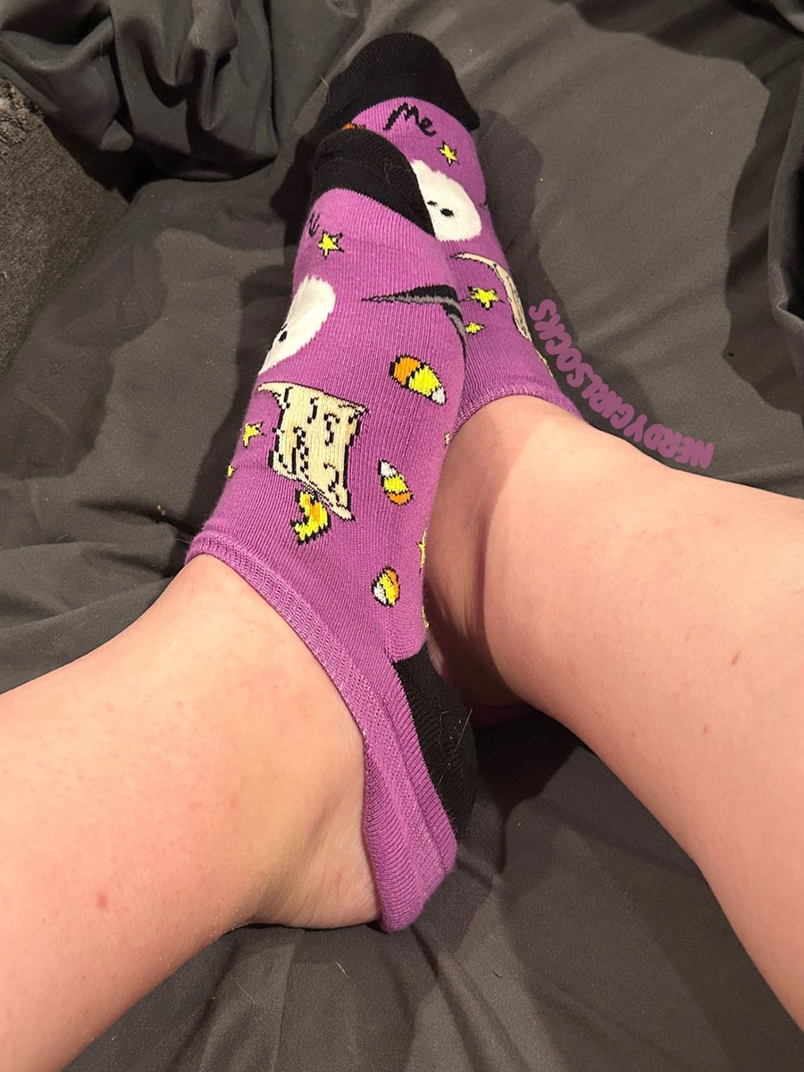 NerdyGirlSocks's tweet photo. Night 4 of #13NightsofHalloween #Socktober!๐๐
Tonight we've got ghosts, black cats, candy corn, and a little bit of mischief!๐ป๐โโฌ
I think the black cats might be up to something, but who's to say I'm not too?๐๐งฆ
#Halloween #Socks #Feet #Selling #FootModel #SockModel #FYP https://t.co/CxtfI6eCay