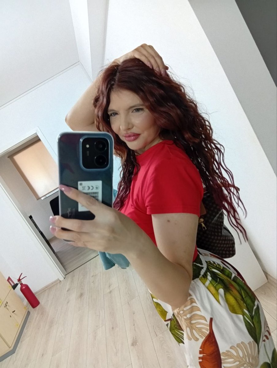 SinfulTina's tweet photo. What's more attractive: confidence or a killer outfit? 💄
#StyleAndConfidence #OfficeFashion #CamModel https://t.co/nhrPg6r1nH