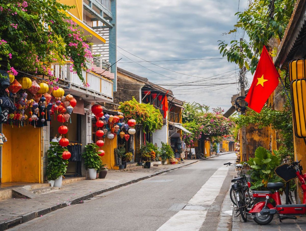 Ale_Marmol's tweet photo. Christmas is coming to Hoi An. Cafés and hotels are decorated, the city slows down, and the atmosphere stays simple and local. My 13th Christmas here, and Hoi An carries on as usual. Where are you spending Christmas? https://t.co/5BohiATkok