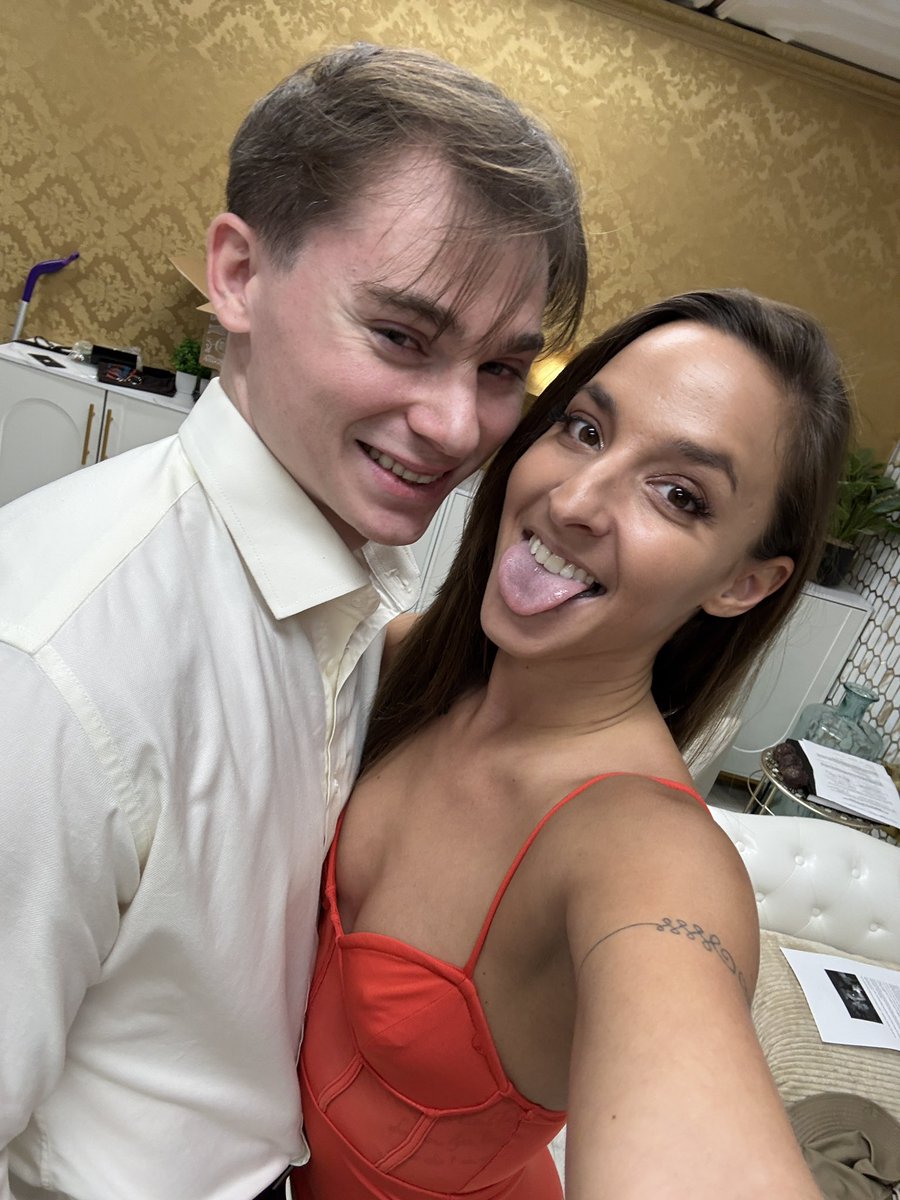 AmirahAdaraxxx's tweet photo. Good times with the handsome @anthonyxpierce for @OopsFamily !😈
@_ATMLA https://t.co/sHtrQ4QlvL