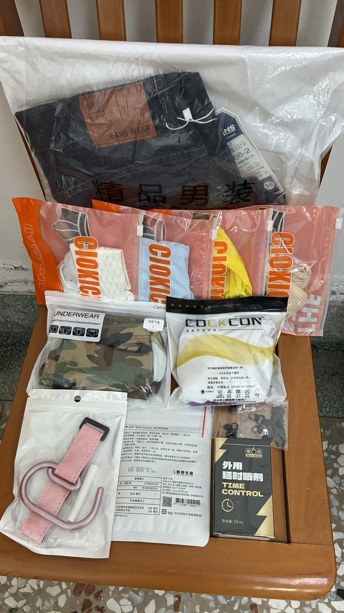 booksun7110's tweet photo. 之前有網友叫我再把這段放出來🫣
本來就三段.每個貼文放一段

看著女優被幹.隨著擺腰的韻動
屌慢慢變硬.好想把屌放入你體內
把你塞滿

收到粉絲送的禮物🎁
找個時間洗過再拍給大家看 https://t.co/C0RpgMUHjy