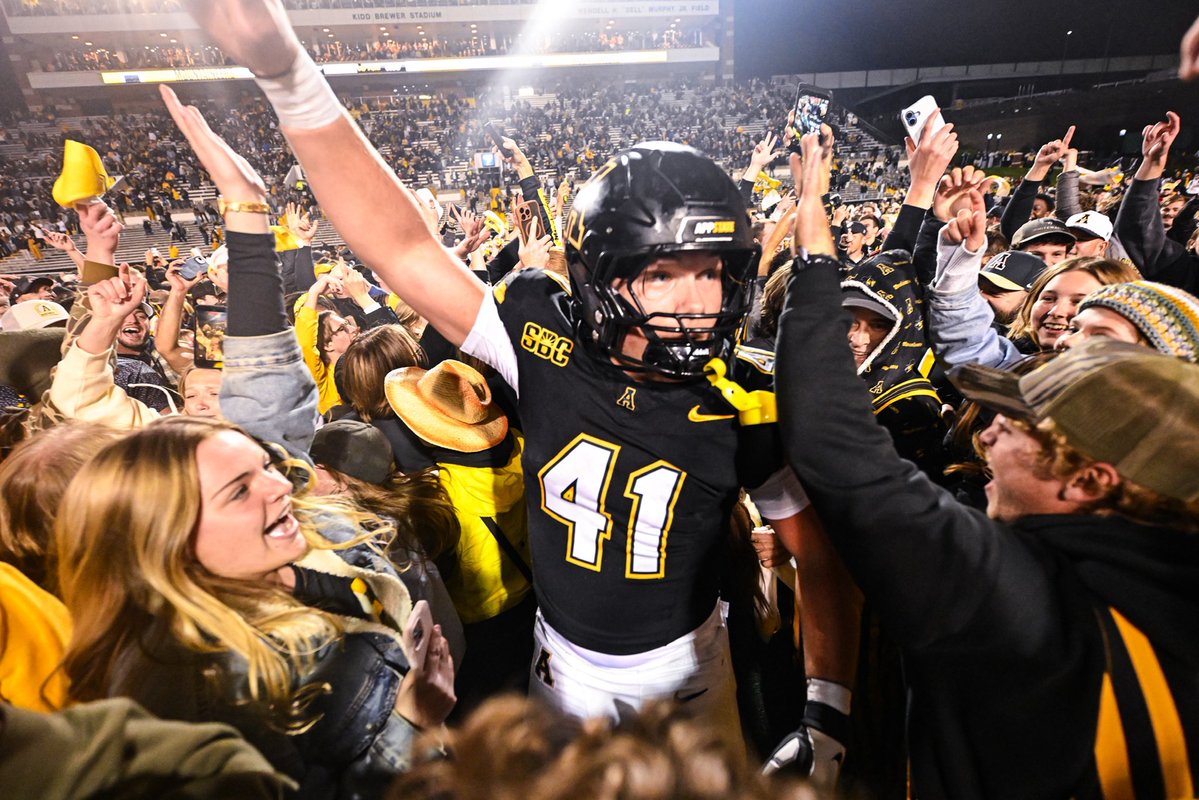 AppState_FB's tweet photo. DOWN GO THE DUKES!

#GoApp #BeatJMU https://t.co/R4yZUlmwTx