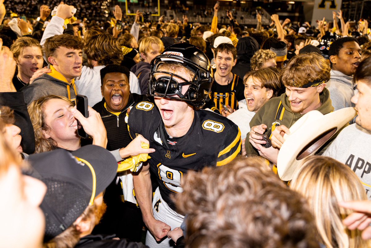 AppState_FB's tweet photo. DOWN GO THE DUKES!

#GoApp #BeatJMU https://t.co/R4yZUlmwTx