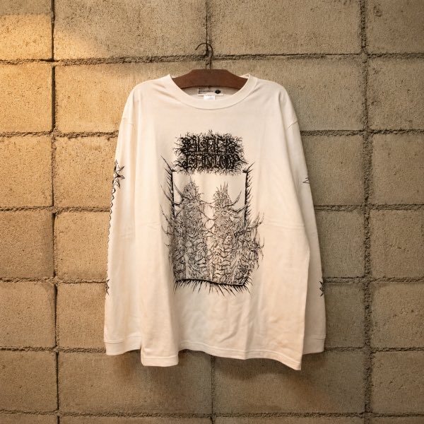 FUUDOBRAIN's tweet photo. 【BLACK GANION MERCHANDISE｜PRE-ORDER NOW】

BLACK GANIONのマーチャンダイズ3アイテム、予約受付開始。
緻密なアートワークをフロントに配し、両袖にもグラフィックを落とし込んだ“Moment of Rupture”のロングスリーブTシャツとクルーネックスウェット。バックプリントまで存在感のある仕上がり。
フロントに刺繍を施したQP JET CAPもラインナップ。予約期間が短いのでご注意ください。
 
■ “Moment of Rupture” L/S T-SHIRT
BLACK / WHITE
■ “Moment of Rupture” CREWNECK SWEAT
BLACK / GRAY
■ QP JET CAP
BLACK
 
予約締切：10月31日【土】23:59まで
発売時期：12月初旬から中旬

https://t.co/MmMYITnWeB
 
#BLACKGANION 
#fuudobrain