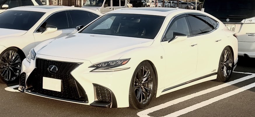 yukeji's tweet photo. 長男から始まったレクサスリレー

おかんから三男へ繋ぎ

無事19歳と切子硝子でバズる🙂‍↕️ https://t.co/X8jLZHJkLI