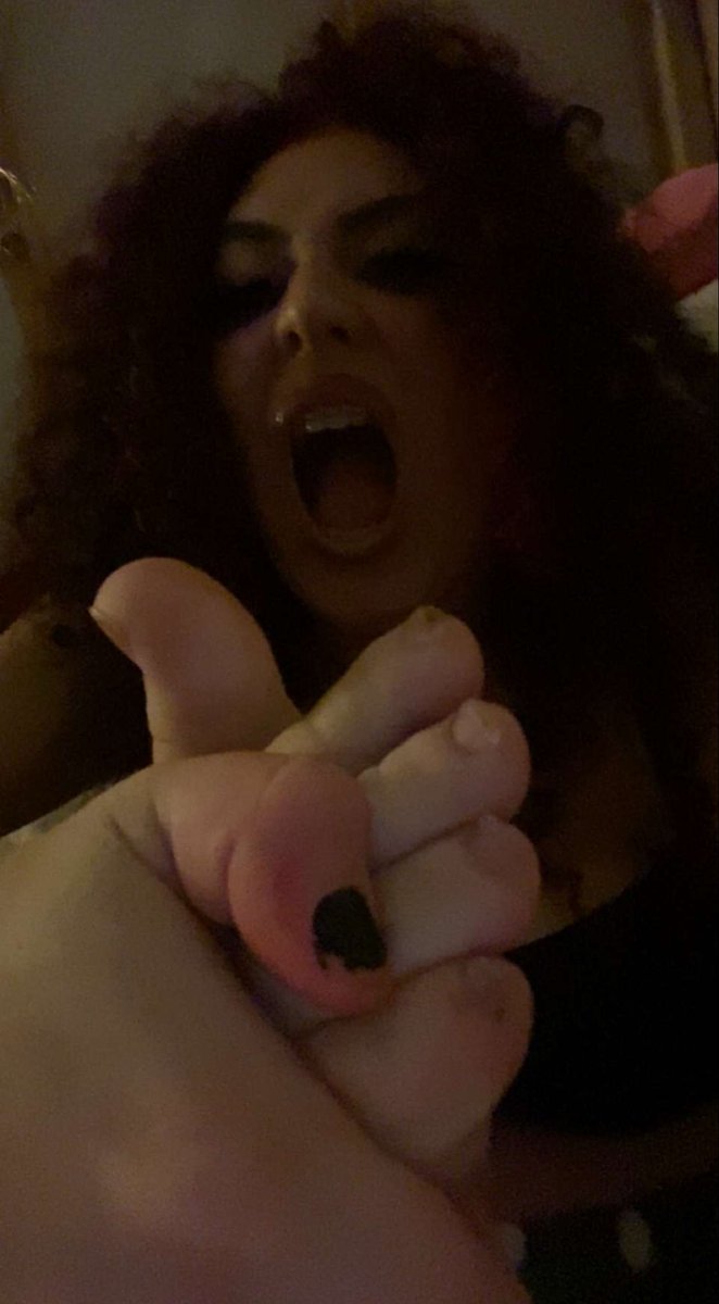 Sophialuvs2's tweet photo. #feet #footfetısh https://t.co/QG0WjBEza8
