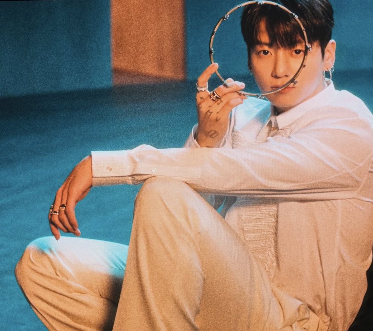 dreamjeons's tweet photo. jungkook at the D’FESTA - THE ORIGIN exhibition https://t.co/5RwPy6CjOJ