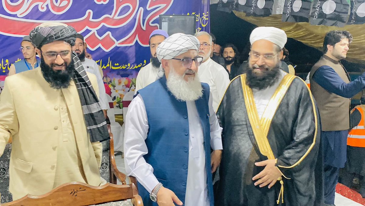 ISullahMMD's tweet photo. ایک طرف جمہوریت کو کفر سمجھنے والے پنچپیری حضرات، دوسری طرف ہر دور کے حکمرانوں کے لیے شرعی جواز فراہم کرنے والےاشرفی صاحب۔ نظریات میں زمین آسمان کا فرق، مگر ایک شخصیت کے معاملے میں سب ایک پیج پر!

 البتہ تاریخ گواہ ہے کہ محض مخالفین کے اکٹھے ہونے سے سیاسی میدان نہیں جیتے جاتے۔ https://t.co/sngTHJPly2