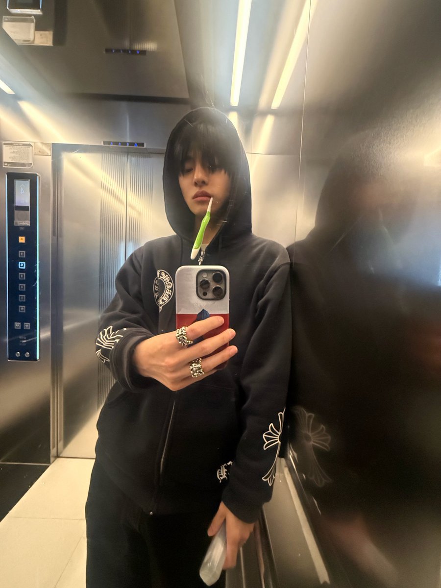 leeleo_ald1's tweet photo. 🦁クロムハーツよく着ると嫌がられませんか...？

↑さすがの洞察力でしぬ笑笑笑笑
リオだから大丈夫なのも伝わっていて非常に良い https://t.co/1K8myEwixB