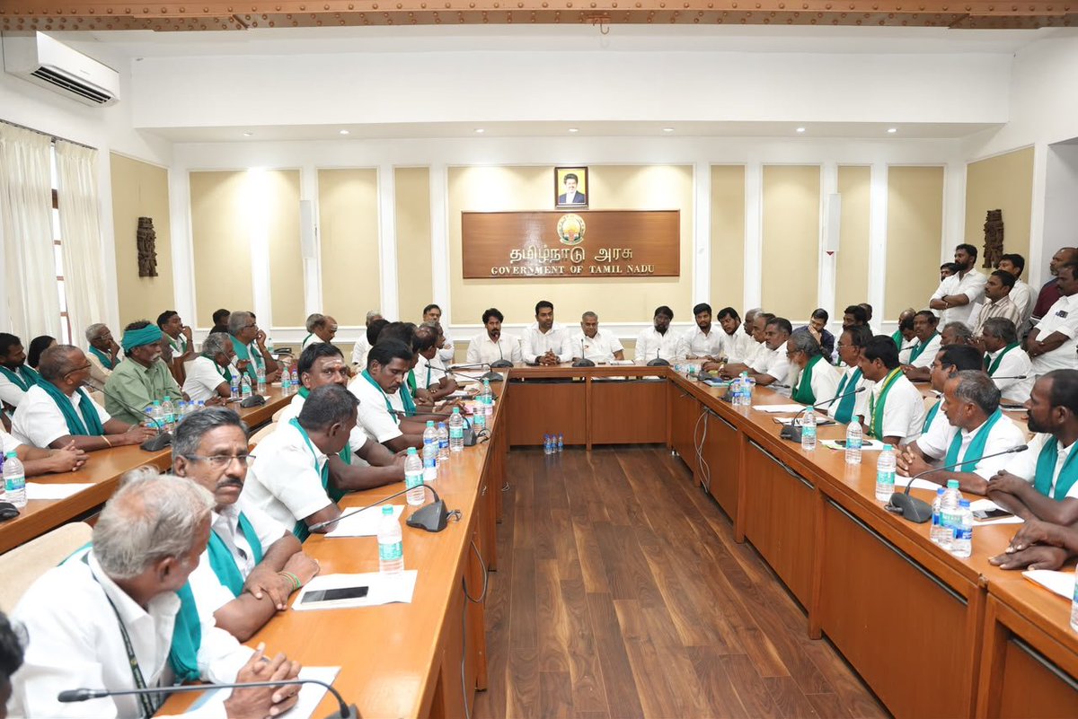 VenkatRaja_Offl's tweet photo. மாண்புமிகு தமிழ்நாடு முதலமைச்சர் அவர்களின் வழிகாட்டுதலின்படி,

இன்று (22.10.2026) வியாழக்கிழமை, 

மாண்புமிகு ஊரக வளர்ச்சி மற்றும் நீர்வளத்துறை அமைச்சர் திரு.N.ஆனந்த் MLA அவர்கள், சென்னை தலைமைச் செயலகத்தில், தமிழ்நாடு முழுவதும் உள்ள பல்வேறு விவசாயச் சங்கங்களைச் சேர்ந்த பிரதிநிதிகளுடன் நடைபெற்ற குறைதீர்ப்பு மற்றும் கலந்தாய்வுக் கூட்டத்தில் பங்கேற்றார்.!

இக்கூட்டத்தில், விவசாயிகள் எதிர்கொள்ளும் பல்வேறு பிரச்சினைகள், அவர்களின் கோரிக்கைகள் மற்றும் வேளாண்மை சார்ந்த முக்கியப் பிரச்சினைகள் குறித்து விவசாயச் சங்கப் பிரதிநிதிகளுடன் விரிவாகக் கலந்தாலோசிக்கப்பட்டது.

��ிவசாயிகளின் குறைகளையும் கோரிக்கைகளையும் கேட்டறிந்து, அவற்றை மாண்புமிகு தமிழ்நாடு முதலமைச்சர் அவர்களின் கவனத்திற்குக் கொண்டு சென்று, உரிய நடவடிக்கைகள் மேற்கொள்ளப்படும் எனத் தெரிவிக்கப்பட்டது.

இக்கூட்டத்தில் மாண்புமிகு பொதுப்பணித்துறை, நெடுஞ்சாலைகள் மற்றும் விளையாட்டு மேம்பாட்டுத் துறை அமைச்சர் திரு.ஆதவ் அர்ஜுனா அவர்கள், மாண்புமிகு வருவாய் மற்றும் பேரிடர் மேலாண்மைத் துறை அமைச்சர் திரு.K.A.செங்கோட்டையன் அவர்கள், மாண்புமிகு போக்குவரத்துத் துறை அமைச்சர் திரு.A.விஜய் தமிழன் பார்த்திபன் அவர்கள், மாண்புமிகு கைத்தறி, துணிநூல் மற்றும் கதர்த் துறை அமைச்சர் திரு.M.விஜய் பாலாஜி அவர்கள், மாண்புமிகு தொழிலாளர் நலன் மற்றும் திறன் மேம்பாட்டுத் துறை அமைச்சர் திரு.ஜா.முகமது பர்வேஸ் அவர்கள், மாண்புமிகு கூட்டுறவுத் துறை அமைச்சர் திரு.V.காந்திராஜ் அவர்கள், மாண்��ுமிகு வேளாண்மை உழவர் நலத்துறை அமைச்சர் திரு.R.வினோத் அவர்கள், மாண்புமிகு இந்து சமய அறநிலையத்துறை அமைச்சர் திரு.C.ரமேஷ் அவர்கள், சட்டமன்ற உறுப்பினர்கள் திரு.க.மாரிமுத்து, டாக்டர் எம்.சுதாகர், அரசு உயர் அலுவலர்கள் மற்றும் விவசாய சங்க பிரதிநிதிகள் கலந்து கொண்டனர்.