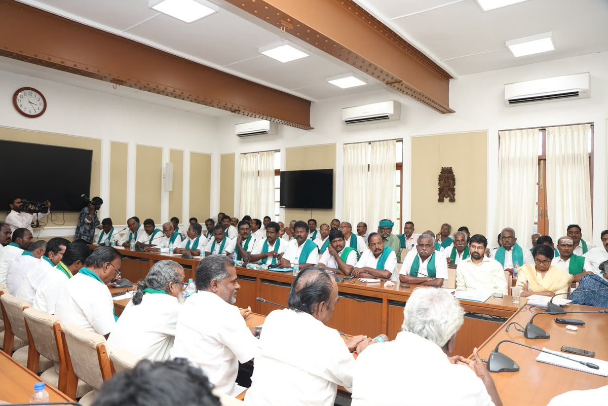 VenkatRaja_Offl's tweet photo. மாண்புமிகு தமிழ்நாடு முதலமைச்சர் அவர்களின் வழிகாட்டுதலின்படி,

இன்று (22.10.2026) வியாழக்கிழமை, 

மாண்புமிகு ஊரக வளர்ச்சி மற்றும் நீர்வளத்துறை அமைச்சர் திரு.N.ஆனந்த் MLA அவர்கள், சென்னை தலைமைச் செயலகத்தில், தமிழ்நாடு முழுவதும் உள்ள பல்வேறு விவசாயச் சங்கங்களைச் சேர்ந்த பிரதிநிதிகளுடன் நடைபெற்ற குறைதீர்ப்பு மற்றும் கலந்தாய்வுக் கூட்டத்தில் பங்கேற்றார்.!

இக்கூட்டத்தில், விவசாயிகள் எதிர்கொள்ளும் பல்வேறு பிரச்சினைகள், அவர்களின் கோரிக்கைகள் மற்றும் வேளாண்மை சார்ந்த முக்கியப் பிரச்சினைகள் குறித்து விவசாயச் சங்கப் பிரதிநிதிகளுடன் விரிவாகக் கலந்தாலோசிக்கப்பட்டது.

��ிவசாயிகளின் குறைகளையும் கோரிக்கைகளையும் கேட்டறிந்து, அவற்றை மாண்புமிகு தமிழ்நாடு முதலமைச்சர் அவர்களின் கவனத்திற்குக் கொண்டு சென்று, உரிய நடவடிக்கைகள் மேற்கொள்ளப்படும் எனத் தெரிவிக்கப்பட்டது.

இக்கூட்டத்தில் மாண்புமிகு பொதுப்பணித்துறை, நெடுஞ்சாலைகள் மற்றும் விளையாட்டு மேம்பாட்டுத் துறை அமைச்சர் திரு.ஆதவ் அர்ஜுனா அவர்கள், மாண்புமிகு வருவாய் மற்றும் பேரிடர் மேலாண்மைத் துறை அமைச்சர் திரு.K.A.செங்கோட்டையன் அவர்கள், மாண்புமிகு போக்குவரத்துத் துறை அமைச்சர் திரு.A.விஜய் தமிழன் பார்த்திபன் அவர்கள், மாண்புமிகு கைத்தறி, துணிநூல் மற்றும் கதர்த் துறை அமைச்சர் திரு.M.விஜய் பாலாஜி அவர்கள், மாண்புமிகு தொழிலாளர் நலன் மற்றும் திறன் மேம்பாட்டுத் துறை அமைச்சர் திரு.ஜா.முகமது பர்வேஸ் அவர்கள், மாண்புமிகு கூட்டுறவுத் துறை அமைச்சர் திரு.V.காந்திராஜ் அவர்கள், மாண்��ுமிகு வேளாண்மை உழவர் நலத்துறை அமைச்சர் திரு.R.வினோத் அவர்கள், மாண்புமிகு இந்து சமய அறநிலையத்துறை அமைச்சர் திரு.C.ரமேஷ் அவர்கள், சட்டமன்ற உறுப்பினர்கள் திரு.க.மாரிமுத்து, டாக்டர் எம்.சுதாகர், அரசு உயர் அலுவலர்கள் மற்றும் விவசாய சங்க பிரதிநிதிகள் கலந்து கொண்டனர்.