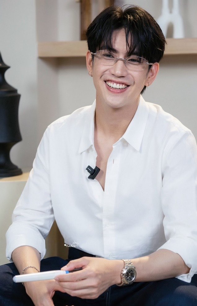 Afterstory9's tweet photo. แว่นนี้เท่านั้น 🫠🫠🫠🫠🫠

#Sea_tawinan #ซีทวินันท์ https://t.co/C60HmmFfMY