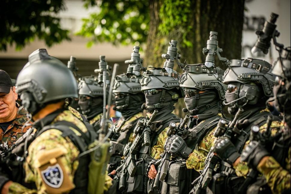 ElJusticiero_SV's tweet photo. Forjados en misiones en Irak, Afganistán, el Líbano y la lucha contra las pandillas. Las Fuerzas Especiales de El Salvador 🇸🇻 representan experiencia, disciplina y coraje. Un país pequeño con operadores de élite altamente capacitados. La misión en Haití 🇭🇹 https://t.co/t0a9TbBCMk
