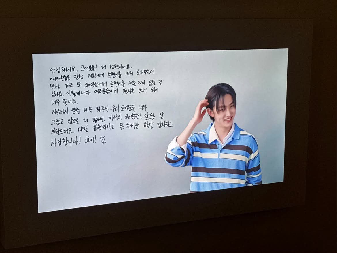 SEONGHYEONINA's tweet photo. DFESTA SEONGHYEON's VIDEO LETTER

“Halo COER! ini SEONGHYEON.
Kalian selalu mengirimkan surat kepada kami, tapi rasanya aku sendiri belum pernah menulis surat untuk COER. Jadi, rasanya senang sekali bisa menulis surat untuk kalian seperti ini.

COER, terima kasih banyak karena sampai sekarang selalu mendukung kami. Kedepannya, aku akan berusaha lebih keras lagi agar bisa membalas semua dukungan kalian, meskipun mungkin aku tidak selalu bisa mengungkapkannya setiap hari.

Aku selalu berterima kasih dan menyayangi kalian! COER! ♡”

#성현 #SEONGHYEON #ソンヒョン #코르티스