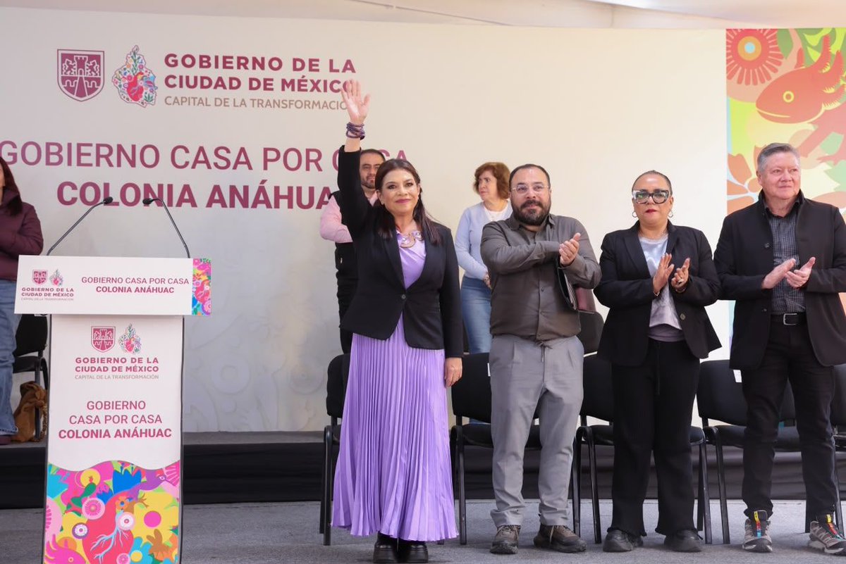 SOBSECDMX's tweet photo. La colonia Anáhuac, Miguel Hidalgo, fue sede de una jornada del programa #CasaXCasa, encabezada por la jefa de Gobierno, @ClaraBrugadaM, con la presencia del secretario de Obras y Servicios, Raúl Basulto Luviano, para escuchar a la población y presentar acciones de mejora. https://t.co/AA8BkotrcN