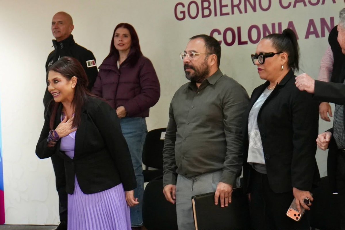 SOBSECDMX's tweet photo. La colonia Anáhuac, Miguel Hidalgo, fue sede de una jornada del programa #CasaXCasa, encabezada por la jefa de Gobierno, @ClaraBrugadaM, con la presencia del secretario de Obras y Servicios, Raúl Basulto Luviano, para escuchar a la población y presentar acciones de mejora. https://t.co/AA8BkotrcN