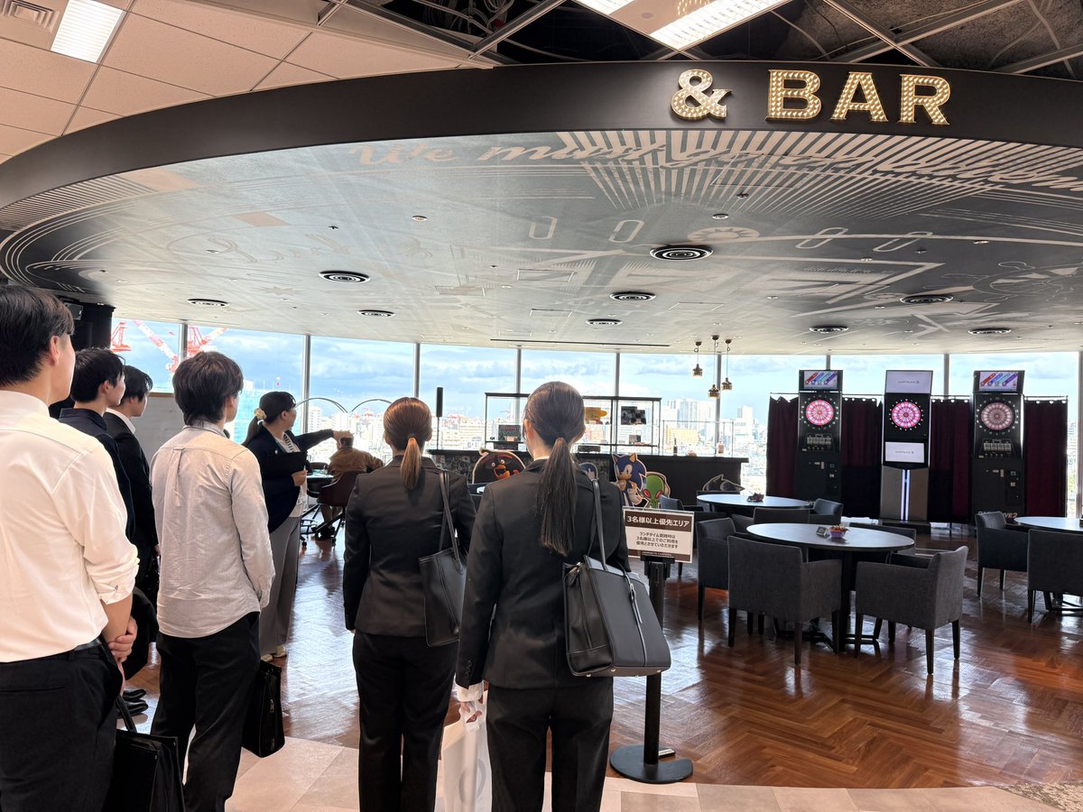 DARTSLIVE_Corp's tweet photo. 昨日行われた #28卒 向け会社見学会では、社員食堂やグループ会社の共有スペースもご案内🙌社食に繋がるBARエリアのダーツは、朝練や昼休みのちょい投げなど、たくさんの社員に楽しまれています🎯 https://t.co/IRB8xisuof