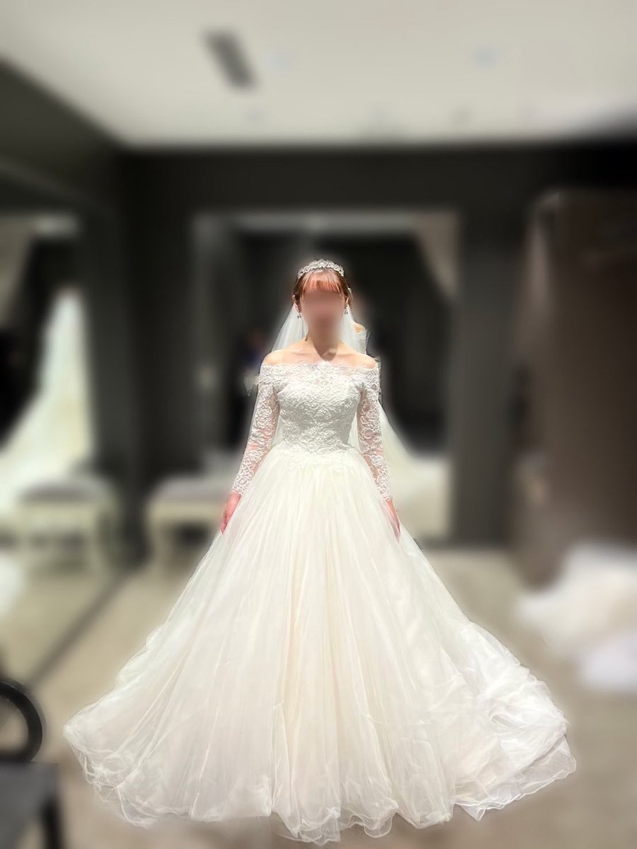 chanyu_smile's tweet photo. 結婚式のドレスの初試着の写真。
←最初に気になったドレス
→「プラン内だとこれです」って言われたドレス

さすがにこれはやばい(似合わなすぎる)と思って、別の業者でプラン内のAラインを選んだ😇 https://t.co/42NEp4aeg7