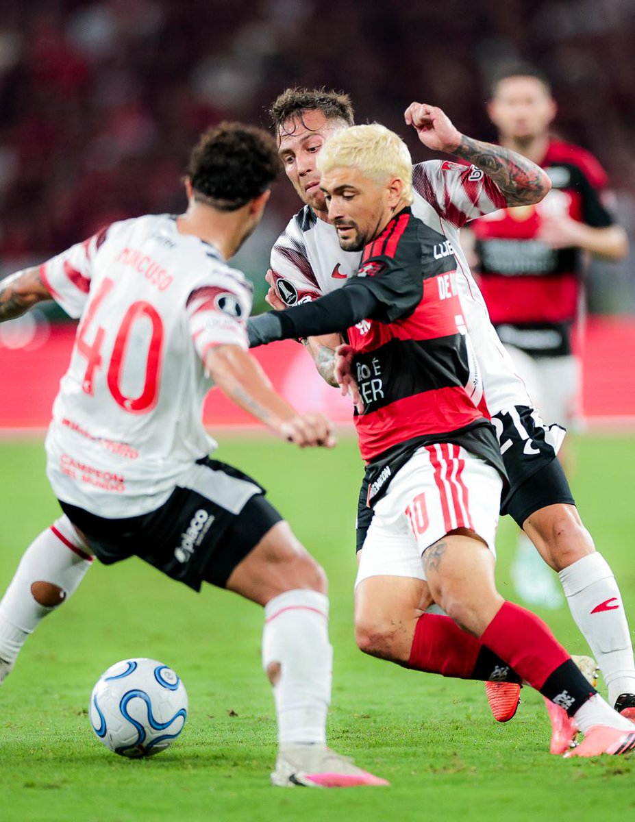 raflamello81's tweet photo. 🔴⚫⚠️O técnico Leonardo Jardim explicou que optou por colocar Arrascaeta devido à vantagem numérica em campo e ao bloco baixo do adversário, cenário ideal para a característica do uruguaio. 

O treinador revelou que o meia se colocou à disposição mesmo sem estar 100%, ressaltou que ele não entraria se o time estivesse vencendo e reconheceu que o jogador não fez uma grande partida, embora tenha tentado ajudar.

Jardim:
"Ele trabalhou fisicamente e treinou com o grupo nessa semana. Com certeza dificilmente iria entrar de início, mas no momento que tínhamos mais um e eles estavam em bloco baixo, o Arrascaeta é o melhor jogador pra esse jogo. Ele se colocou à disposição. Com certeza se tivéssemos ganhando ele não entraria. Não fez um excelente jogo, mas tentou ajudar naquilo que era possível".

📸Gilvan de Souza I CRF