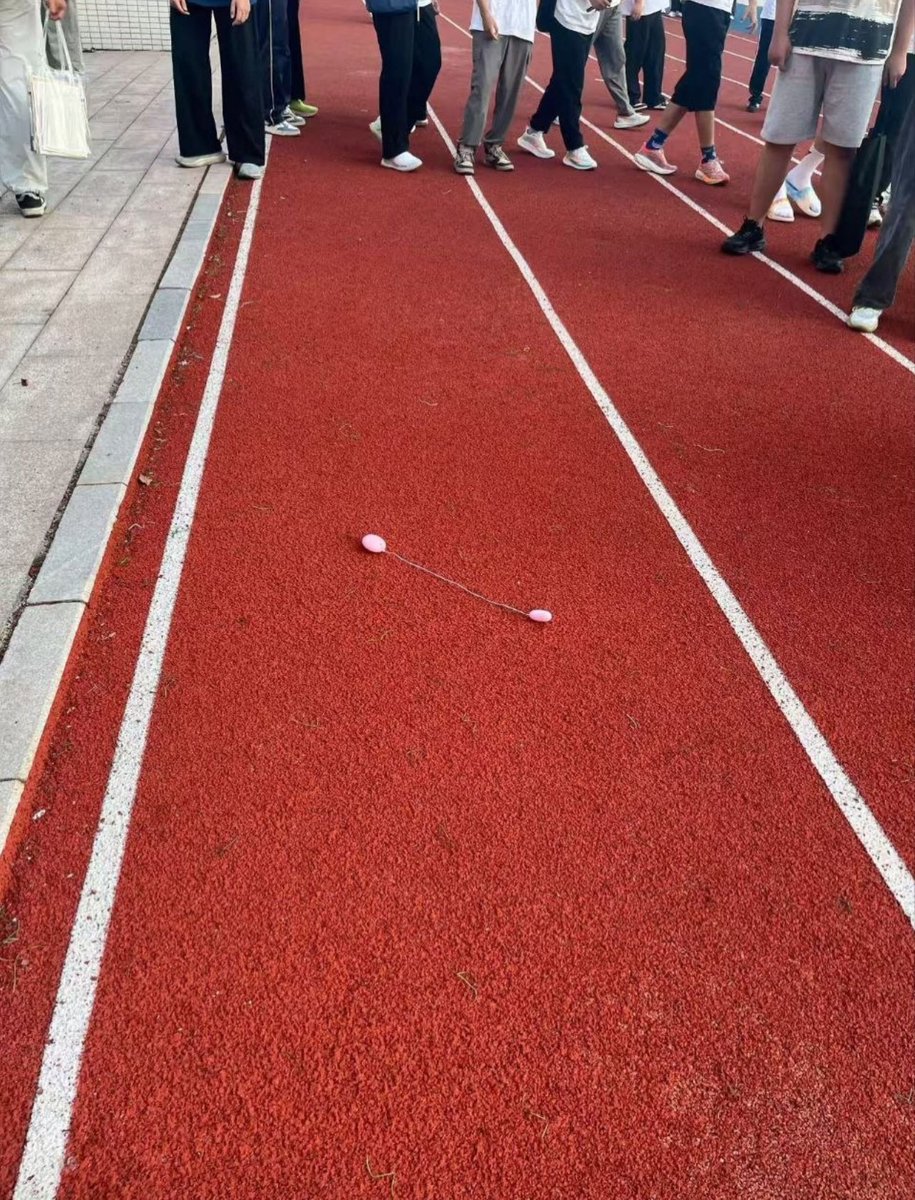 WolfMoneyNotes's tweet photo. 哪位同学的有线耳机掉了？ https://t.co/KBuWU6mI5M