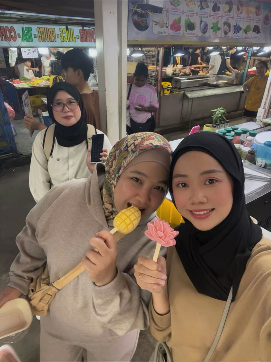 HHS447_'s tweet photo. Son Tra Night Market, a cool stop for late-night treats and local flavors. https://t.co/l9KwJns5o5