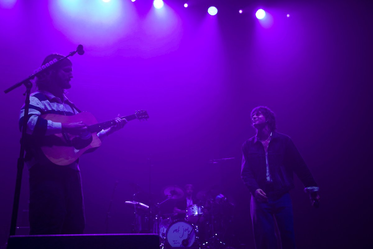 Baylor's tweet photo. "Life ain't ever what it seems 
These dreams are more than paper things..." 

Kicking off #Silobration with @MtJoyBand at @FosterPavilion! https://t.co/q44z4qbQsL