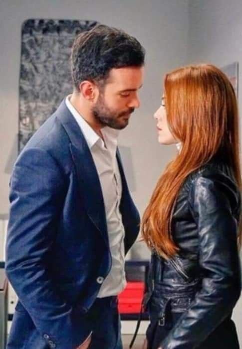 LupucaMariana's tweet photo. Good morning, ElBar family 
🧡🖤🫶🏻🥰❤️...I wish you all a beautiful Friday and a super wonderful and happy start to the weekend..🧡🖤🤟🏻❤️😍🥰🌹☕🍫☕🌹🥰😍❤️

#ElçinSangu #BarışArduç 
#ElBarVar https://t.co/s9SWYKtBVN