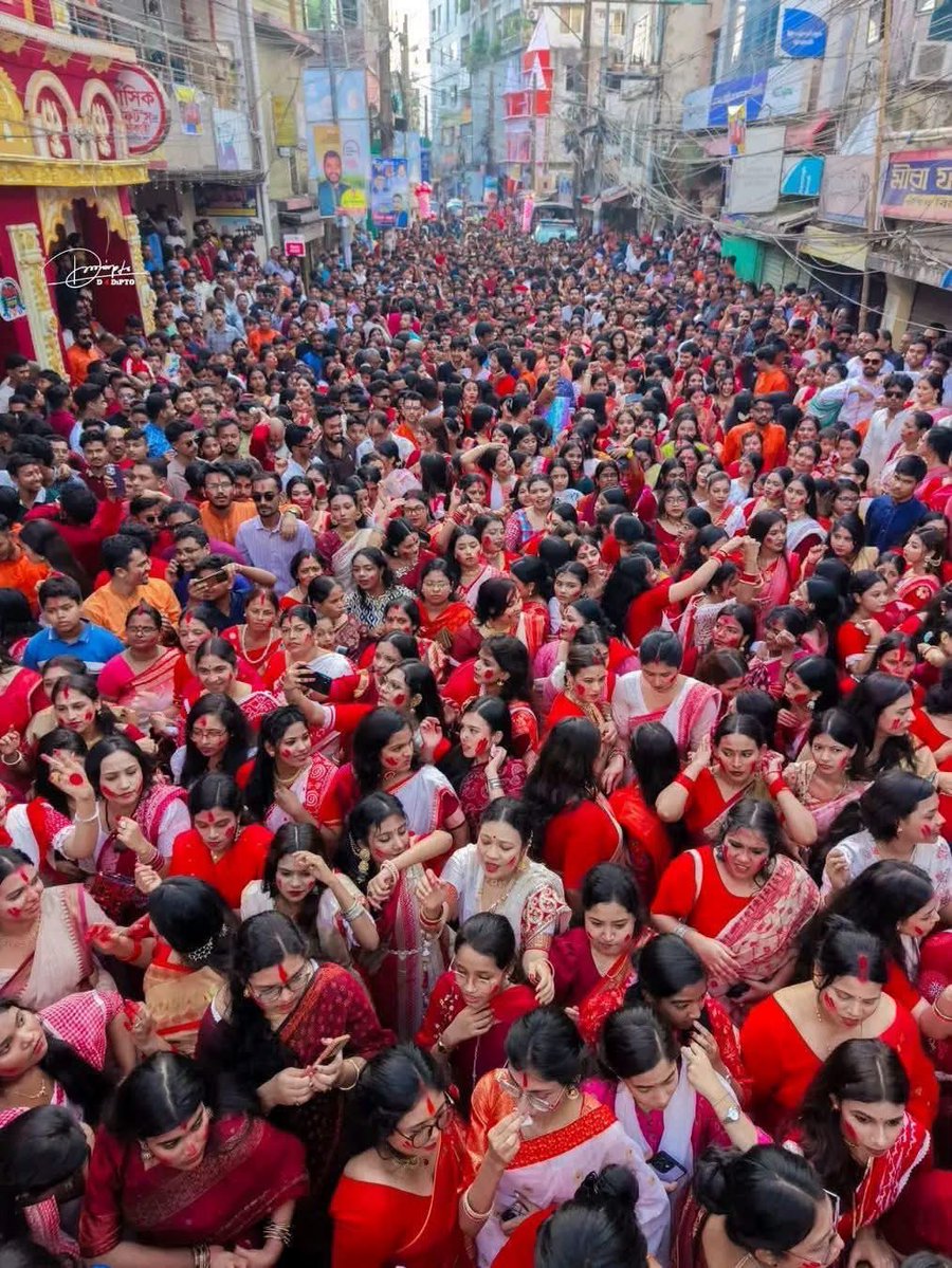 deeghosh's tweet photo. ।।উলটপুরাণ।।

এই ছবি ময়মনসিংহের দুর্গাবাড়ি রোডের। বাংলাদেশে এবার অশান্তির খবর প্রায় নেইই। উৎসবে মেতেছে হিন্দু-মুসলমান সকলে। বেশ কিছু ভিডিওতে দেখলাম সিঁদুর মেখে দশমীর দিন মণ্ডপ আলো করে দাঁড়িয়ে রয়েছে মুসলিম মেয়েরা। সরকারি ছুটি দেওয়া হয়েছে পাঁচদিন। এগিয়ে চলো বাংলাদেশ। এটাই পথ। 

অন্তত এবারের দুর্গাপুজোয় আমরা বিভাজনকে প্রশ্রয় দিয়েছি আর ওরা ঐক্যকে।
