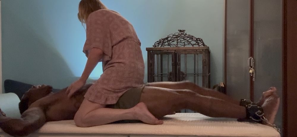 Soleswayer's tweet photo. When it doesn’t take much to make you squeal 🤣 🐷 #tickling #ticklefetish #maletickling #tickletorture #ticklish #malefeet https://t.co/7DNDGUKqcP