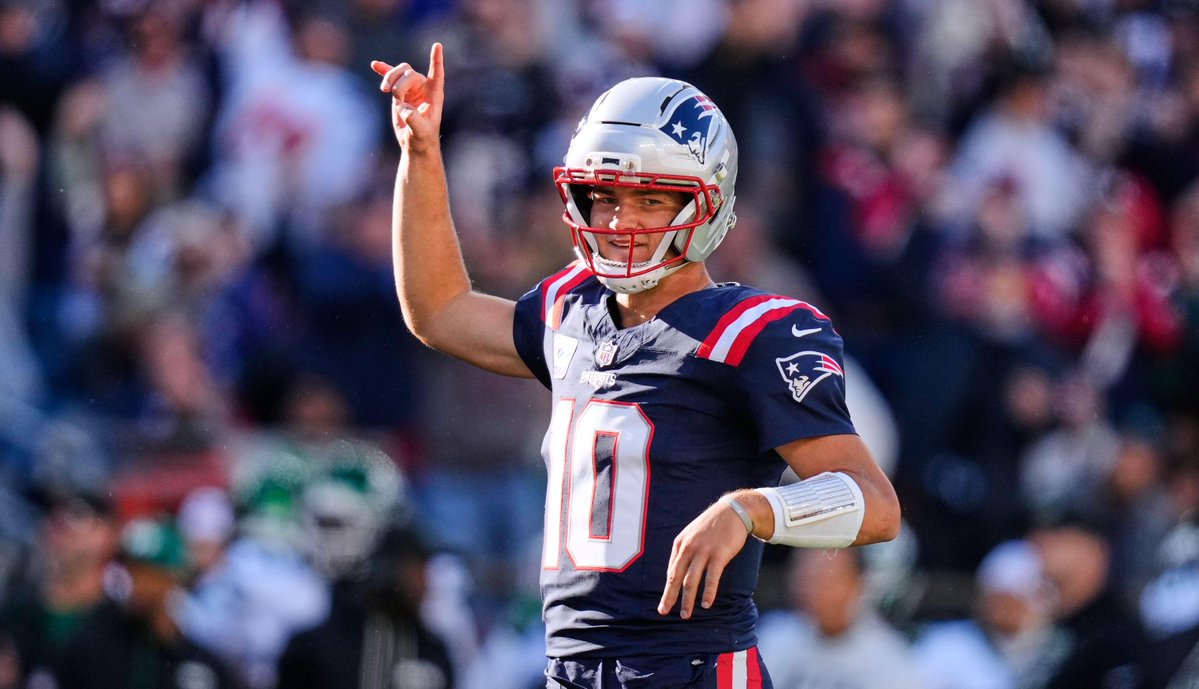 PFF's tweet photo. Drake Maye the last 4 weeks

Pass yards           1,198
Total TDs                14
Interceptions         2
Passer rating      118.9 https://t.co/hrX7xmKcE1