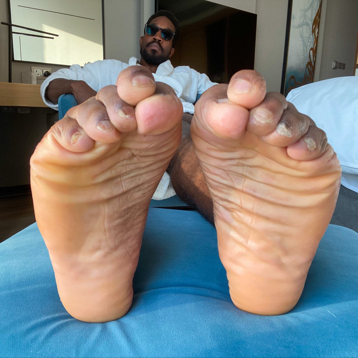 Soleswayer's tweet photo. Heels up in a Hilton #malefeet #manfeet #blackfeet https://t.co/FMBb0CYRFm
