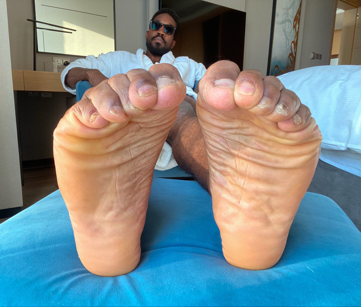 Soleswayer's tweet photo. Heels up in a Hilton #malefeet #manfeet #blackfeet https://t.co/FMBb0CYRFm