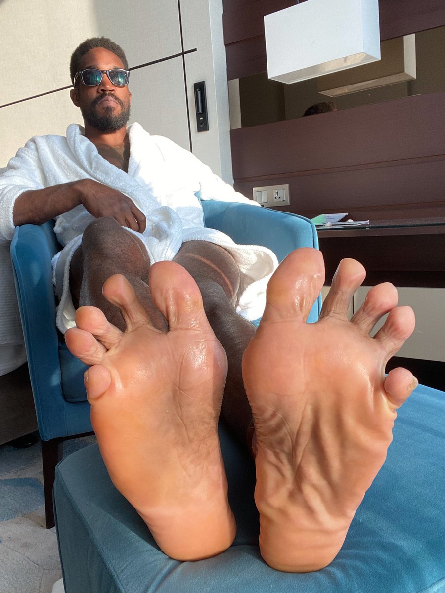 Soleswayer's tweet photo. Heels up in a Hilton #malefeet #manfeet #blackfeet https://t.co/FMBb0CYRFm