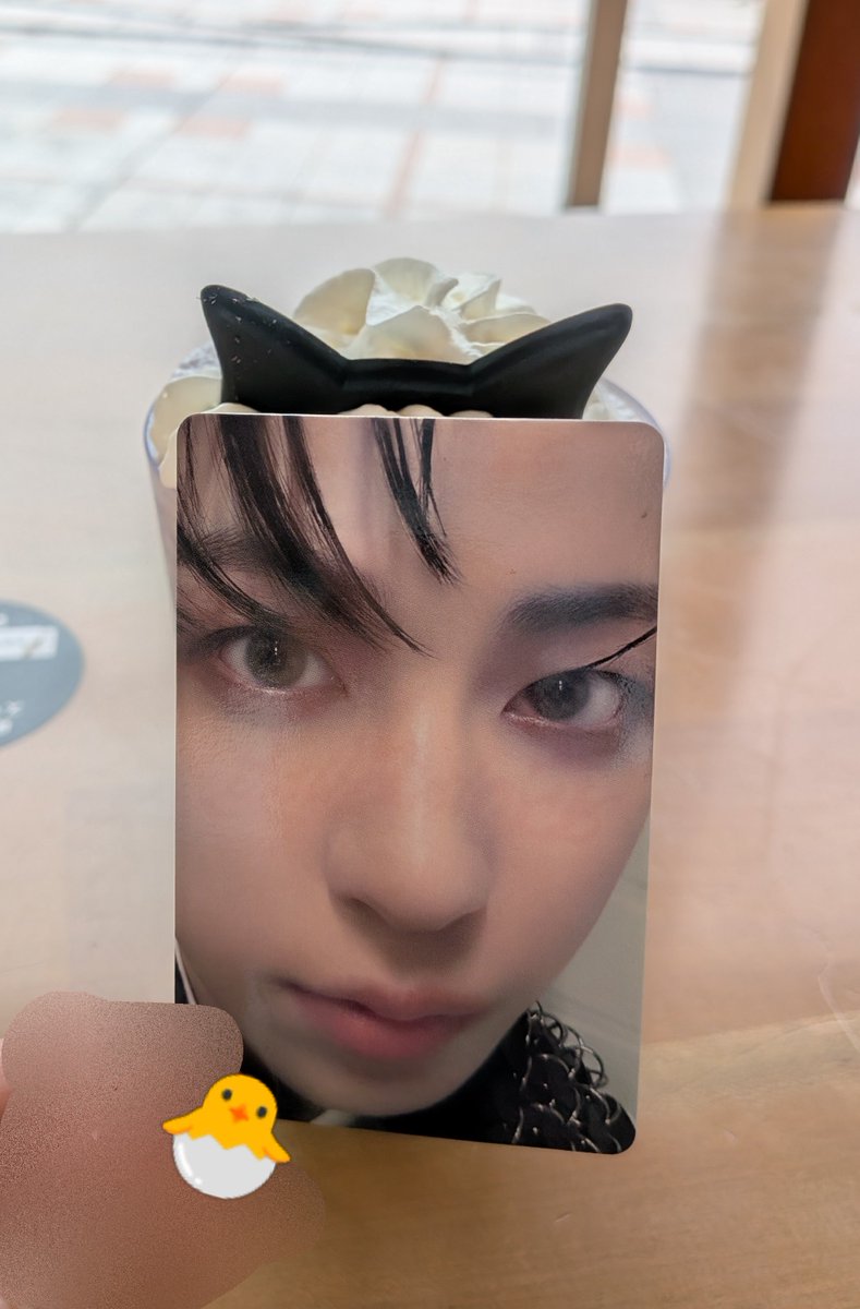 39ranbotea's tweet photo. 皆さんのマネしてみました✨️
思ってたんとちがう😅タキくんもドリンクも可愛いのに私の撮影技術が追いついてない😁だけどやっぱりタキくんのグッズは可愛い❤ドリンクも美味しかった🐈‍⬛🌙
#andTEAM #앤팀
#andTEAM_TAKI #TAKI #타키 
#タキくん https://t.co/Xx8MKQYdha