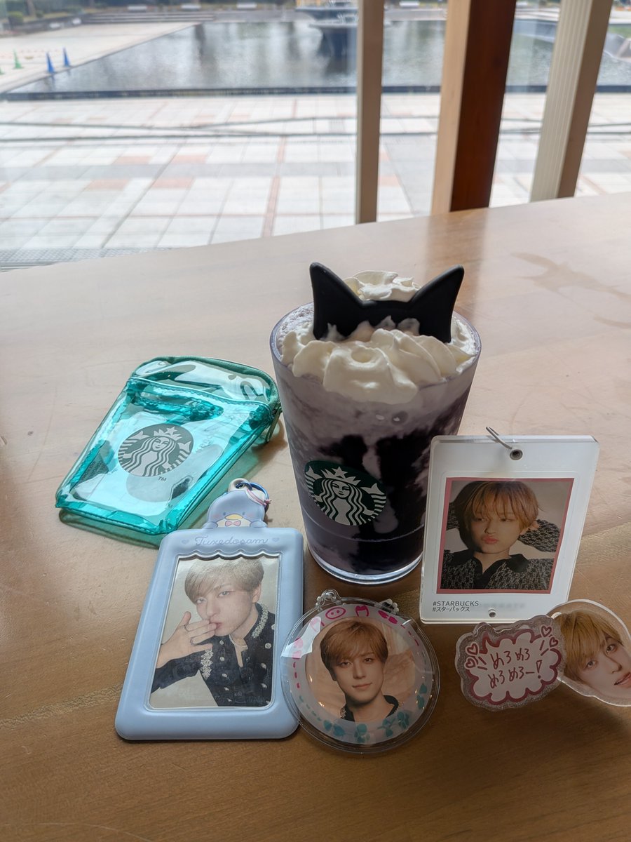 39ranbotea's tweet photo. 皆さんのマネしてみました✨️
思ってたんとちがう😅タキくんもドリンクも可愛いのに私の撮影技術が追いついてない😁だけどやっぱりタキくんのグッズは可愛い❤ドリンクも美味しかった🐈‍⬛🌙
#andTEAM #앤팀
#andTEAM_TAKI #TAKI #타키 
#タキくん https://t.co/Xx8MKQYdha