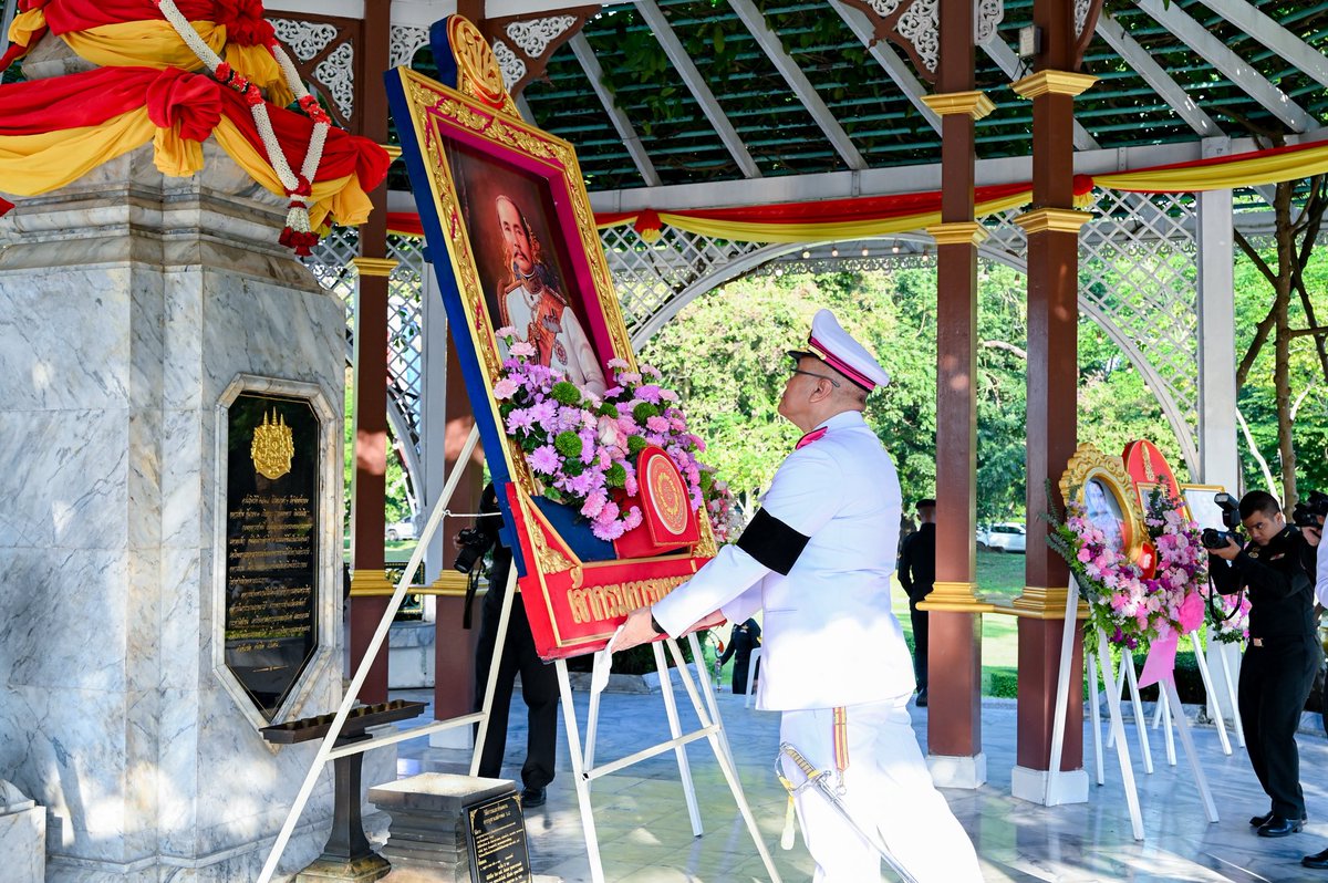 engineer_div's tweet photo. วันที่ 23 ต.ค. 69 พล.ท.ธีรพล ศรีเกษม จก.กช. เป็นประธานในพิธีวางพวงมาลาถวายราชสักการะพระบรมรูปพระบาทสมเด็จพระจุลจอมเกล้าเจ้าอยู่หัว เนื่องในวันปิยมหาราช โดยมี พล.ต. เฉลิมพล นุตรักษ์ ผบ.พล.ช.ร่วมคณะพร้อมด้วยคณะนายทหาร, คณะครู รร.ทบอ.บูรณวิทยา ค่ายบุรฉัตร และกำลังพล ณ ค่ายบุรฉัตร https://t.co/eOTY0op2oE