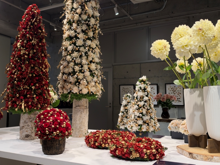FASHIONHL's tweet photo. Nicolai Bergmann’s Winter Collection 2026: “Midnight Mistletoe” Brings Nordic Holiday Traditions to Floral Design

→https://t.co/fIPfLtqy8h

Inspired by the Nordic holiday season, Nicolai Bergmann’s Midnight Mistletoe pairs midnight blue and gold with winter blooms. Discover sculptural floral designs, festive workshops, and seasonal treats at NOMU.

#NicolaiBergmann #MidnightMistletoe #FloralDesign #HolidaySeason