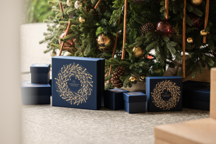 FASHIONHL's tweet photo. Nicolai Bergmann’s Winter Collection 2026: “Midnight Mistletoe” Brings Nordic Holiday Traditions to Floral Design

→https://t.co/fIPfLtqy8h

Inspired by the Nordic holiday season, Nicolai Bergmann’s Midnight Mistletoe pairs midnight blue and gold with winter blooms. Discover sculptural floral designs, festive workshops, and seasonal treats at NOMU.

#NicolaiBergmann #MidnightMistletoe #FloralDesign #HolidaySeason