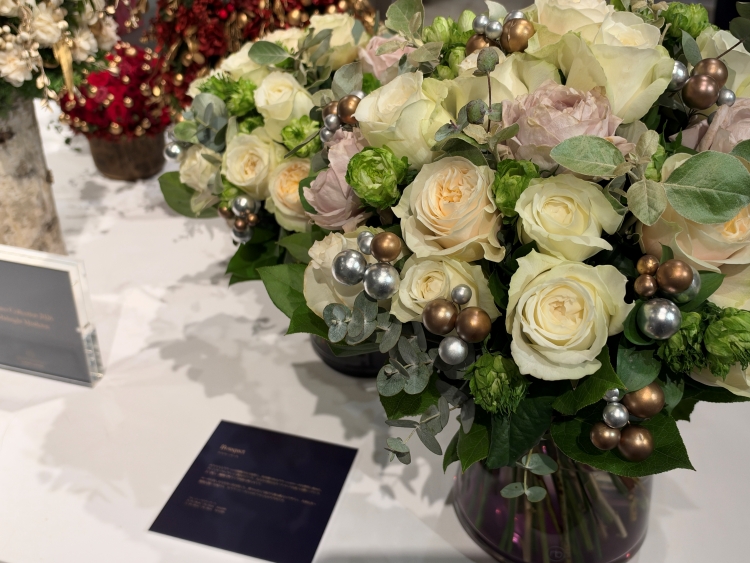 FASHIONHL's tweet photo. Nicolai Bergmann’s Winter Collection 2026: “Midnight Mistletoe” Brings Nordic Holiday Traditions to Floral Design

→https://t.co/fIPfLtqy8h

Inspired by the Nordic holiday season, Nicolai Bergmann’s Midnight Mistletoe pairs midnight blue and gold with winter blooms. Discover sculptural floral designs, festive workshops, and seasonal treats at NOMU.

#NicolaiBergmann #MidnightMistletoe #FloralDesign #HolidaySeason