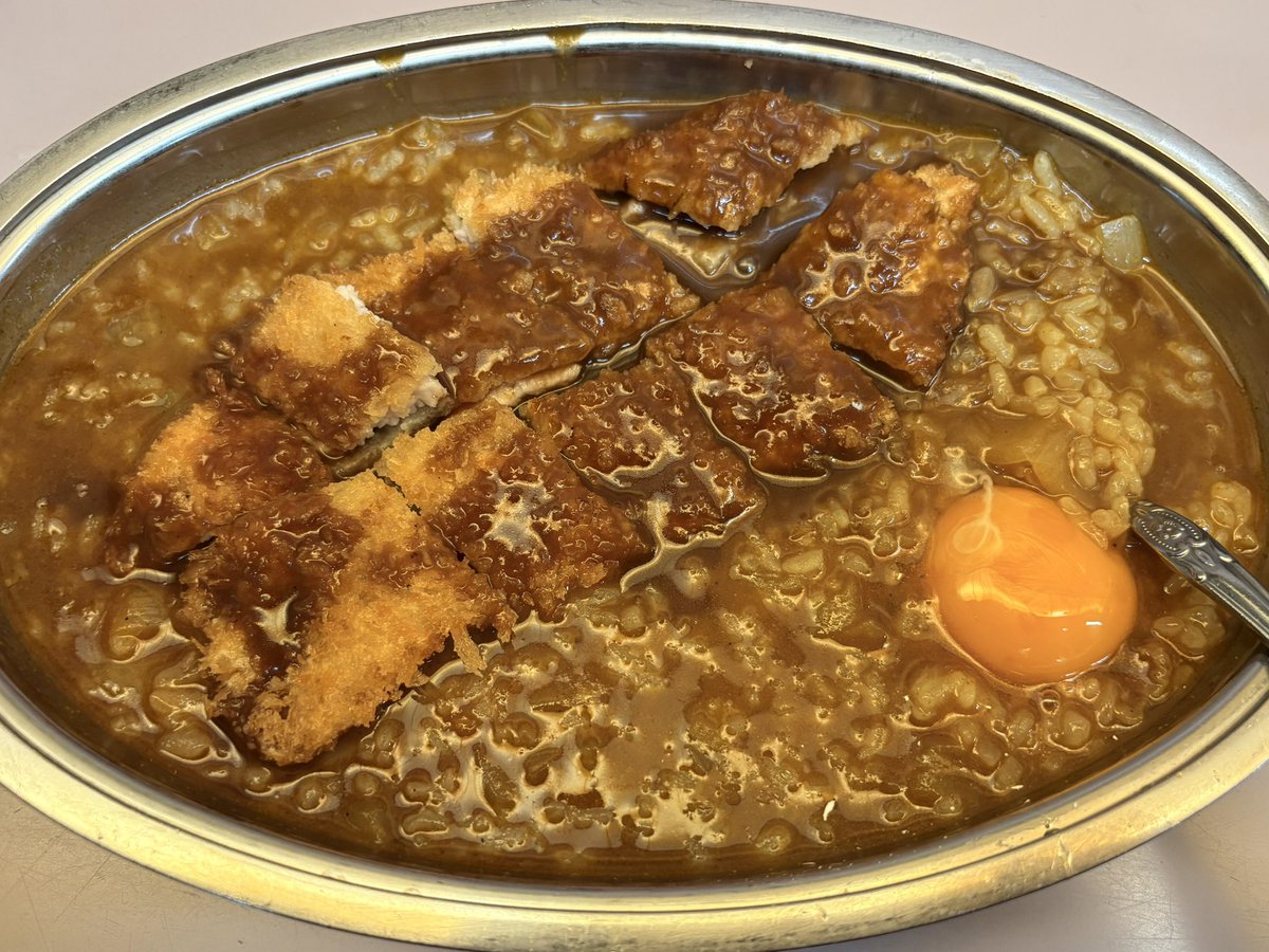 Tony68315599's tweet photo. はいランチ🤗
名物のセイロンカツ🍛
アメ村に来たら来ないとね😎
どう見ても入り難いこと間違いなし❗️
拉致されそう🫪
甘めでシャバシャバ、薄っぺらいカツ、そしてたまご、スパイシーな辛さなんかないが口の中で化学反応を起こして美味さがわかるタイプ✨
壁・天井の色紙が人気の証🔥

#ニューライト https://t.co/sjjHZ0d9Ro