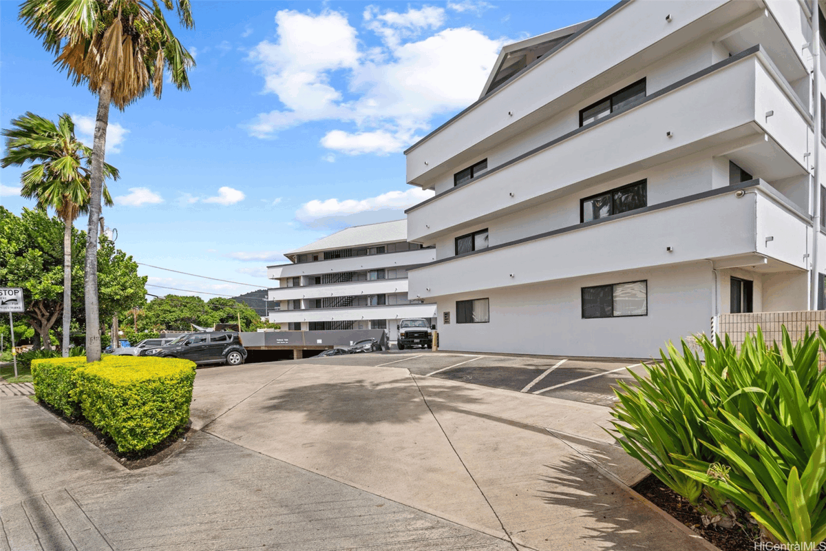 HawaiiLife's tweet photo. Just listed by Heather A Deigert, R(S) is 2860 Waialae Avenue 211, in Honolulu, Oahu, for $299,000.

https://t.co/PfpX26B7FJ

Kulanui Hale unit #211 offers a spacious one-bedroom layout with room for personal updates.

Tap the link for more details.

#HawaiiLife #Oahu https://t.co/Z9BoVPR41t