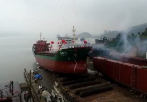 LixinShip's tweet photo. Series bulk carrier Haijin 26 completes launching milestone. Commissioning and sea trials will follow for scheduled delivery.
#fyp #foryou #LixinShipbuilding #NewVessel #ShipLaunch
https://t.co/aNC1QlbNMs https://t.co/sk45Vp3fjk